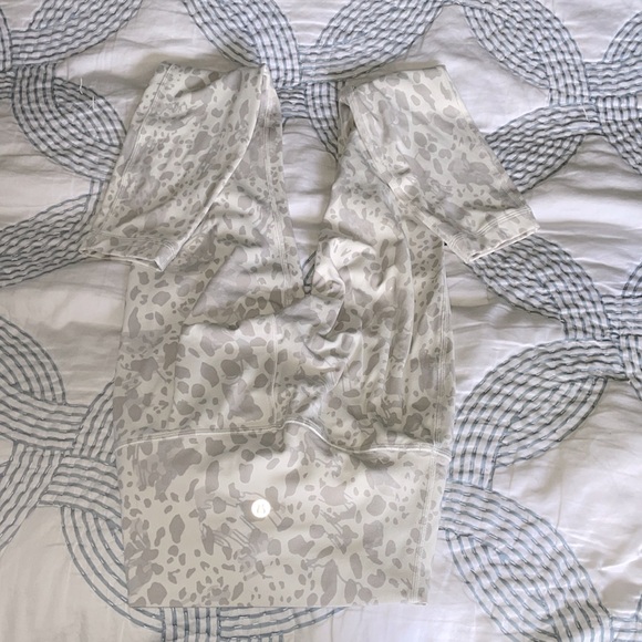 Lululemon Align Leggings white with a grey cheetah print. Size 2 - Picture 2 of 2